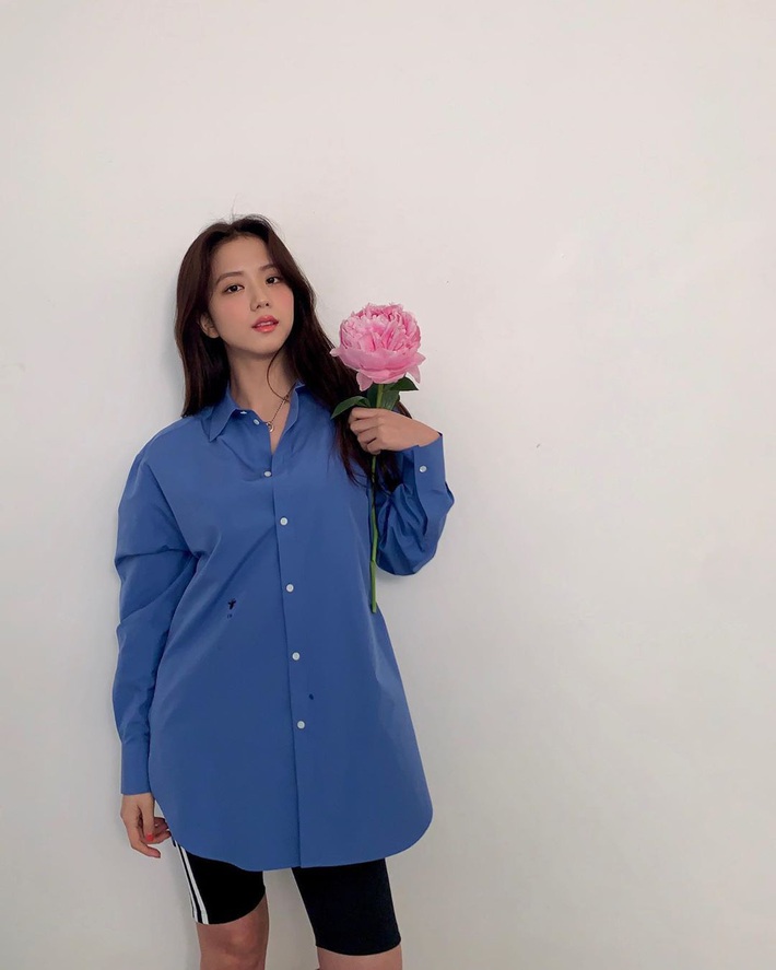 Áo sơ mi tưởng nhạt như nước ốc nhưng lại cực nhiều cách mix hay ho, chị em diện ngày thường hay đi du lịch cũng xinh - Ảnh 3. Áo sơ mi tưởng nhạt như nước ốc nhưng lại cực nhiều cách mix hay ho, chị em diện ngày thường hay đi du lịch cũng xinh - Ảnh 3.