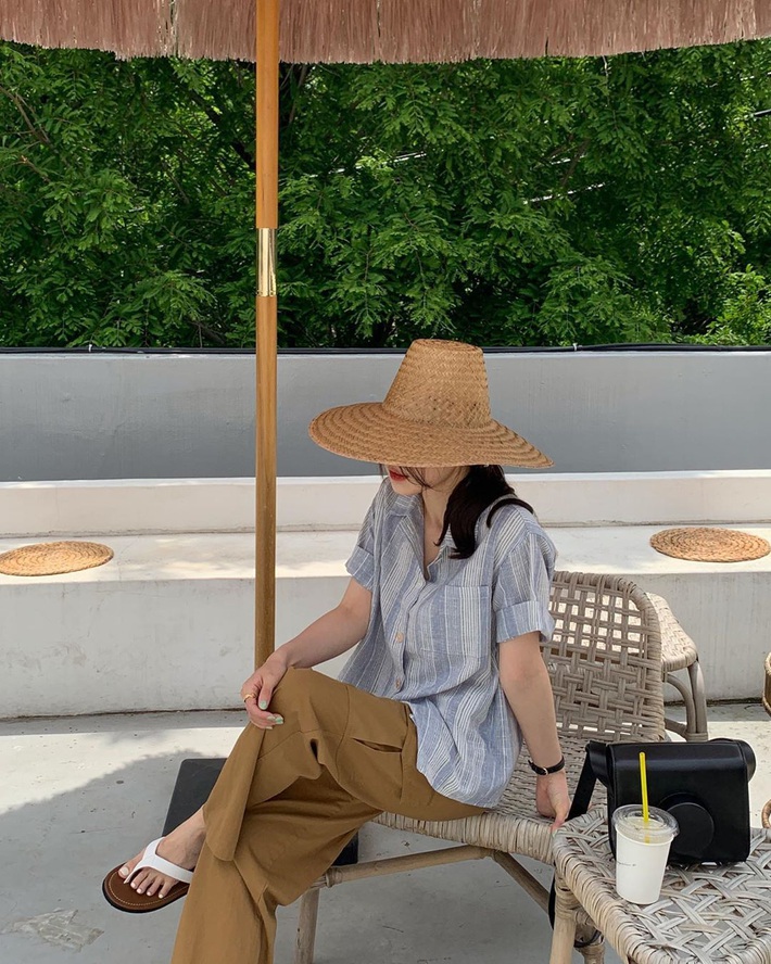 Áo sơ mi tưởng nhạt như nước ốc nhưng lại cực nhiều cách mix hay ho, chị em diện ngày thường hay đi du lịch cũng xinh - Ảnh 6. Áo sơ mi tưởng nhạt như nước ốc nhưng lại cực nhiều cách mix hay ho, chị em diện ngày thường hay đi du lịch cũng xinh - Ảnh 6.
