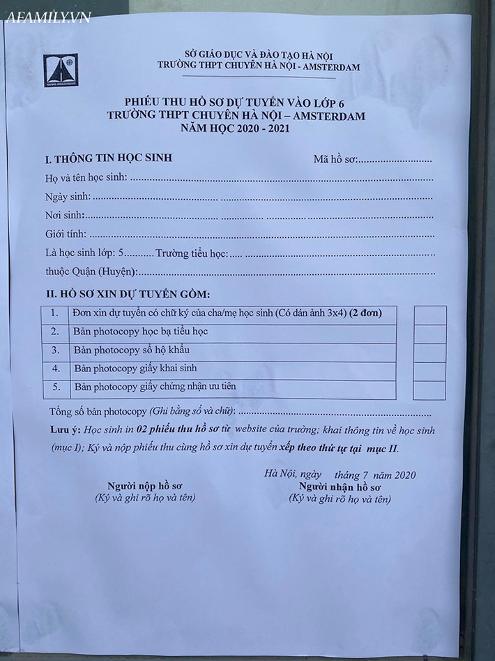 Ngày đầu tuyển sinh lớp 6 THCS Amsterdam: Lác đác phụ huynh đến trường, nhiều người ngơ ngác hỏi mua hồ sơ ở đâu - Ảnh 4.