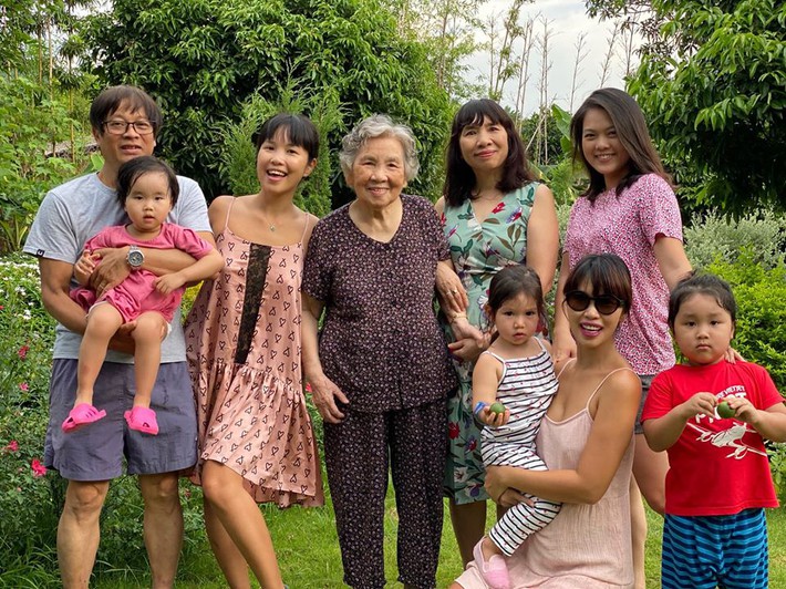 Siêu mẫu Hà Anh khoe ảnh 4 thế hệ phụ nữ trong gia đình, cụ ngoại bé Myla đã 92 tuổi mà vẫn rạng rỡ - Ảnh 4.