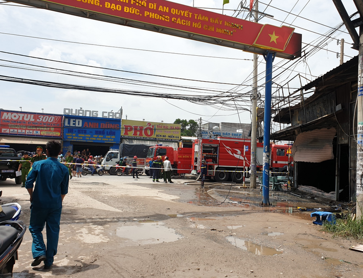 Bình Dương: Cháy tiệm cầm đồ giữa ban ngày, vợ chồng và con trai tử vong thương tâm - Ảnh 2.