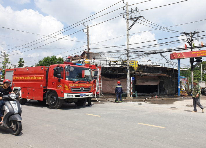 Bình Dương: Cháy tiệm cầm đồ giữa ban ngày, vợ chồng và con trai tử vong thương tâm - Ảnh 6.