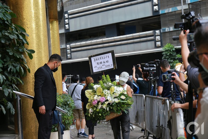Sau cỗ quan tài trị giá gần 24 tỷ, tang lễ Vua sòng bài Macau tiếp tục gây chú ý với con số 6 tỷ chi phí hoa hồng trưng bày - Ảnh 4.