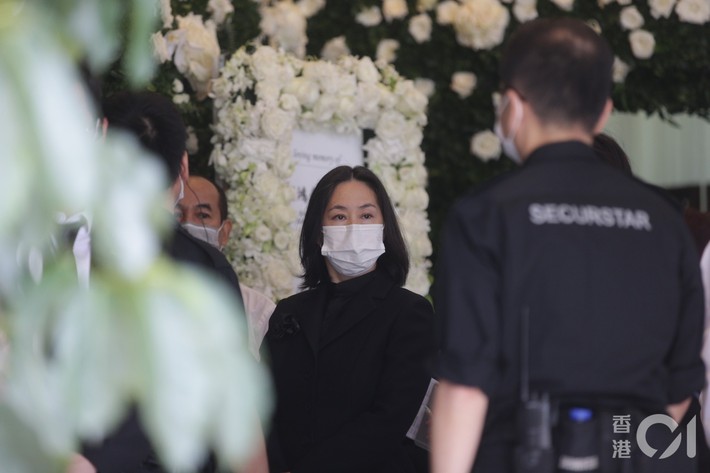 Khung cảnh đau thương tại tang lễ Vua sòng bài Macau ngày thứ 2: Gia quyến lặng lẽ xuất hiện, quan chức và người dân mang di ảnh đến viếng lần cuối - Ảnh 2.
