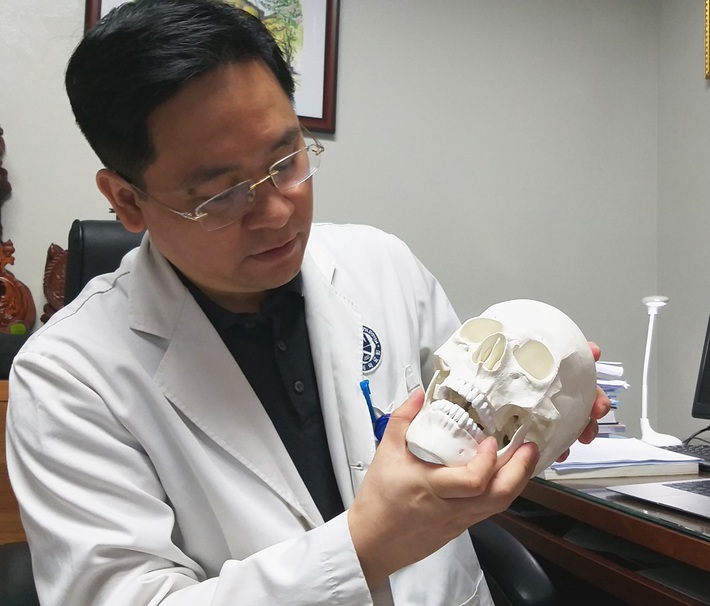 Bác sĩ Thơm đang diễn tả các bước điều chỉnh cho ca bệnh