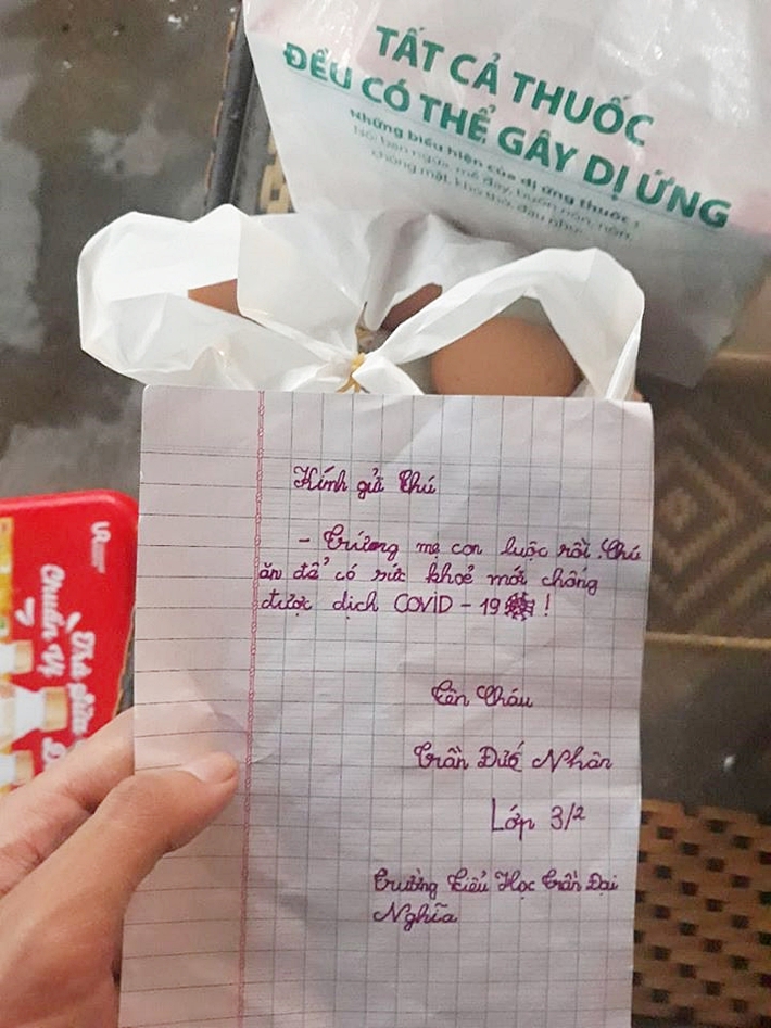 Túi thịt vịt ấm nóng và bức thư tay xúc động của bé Nhân 8 tuổi gửi đội dân quân khu cách ly Đà Nẵng: 