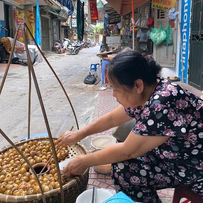 Nghỉ lễ nên ăn gì để vừa ấm bụng, vừa mát ruột? Hà Nội có 5 quán bún ốc nguội nổi tiếng, đảm bảo có thể chiều lòng những tâm hồn sảnh sỏi chuyện ăn uống - Ảnh 1.