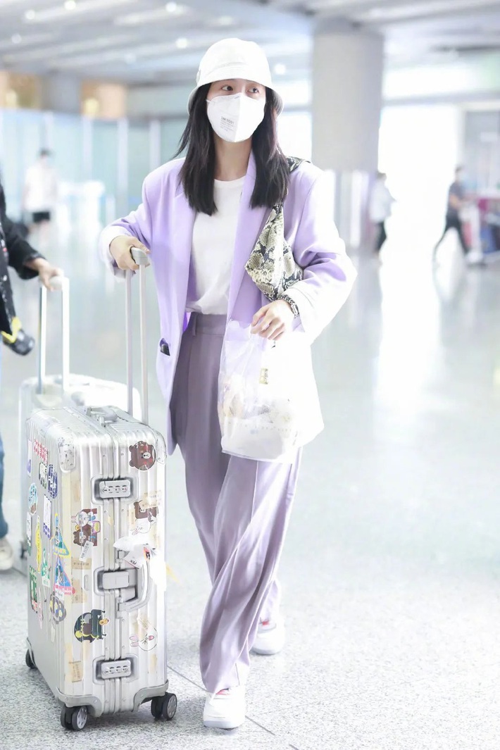 Mê hoặc loạt mỹ nhân Cbiz lúc này là blazer màu tím lilac, sắm theo là được khen ăn mặc có gu - Ảnh 7. Mê hoặc loạt mỹ nhân Cbiz lúc này là blazer màu tím lilac, sắm theo là được khen ăn mặc có gu - Ảnh 7.