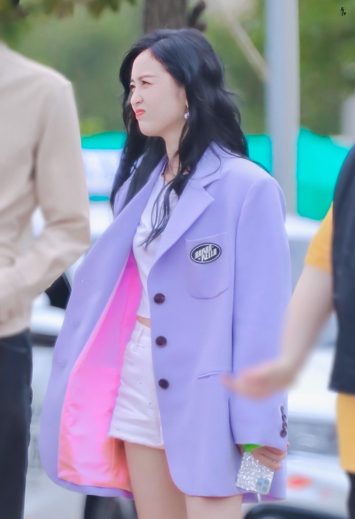 Mê hoặc loạt mỹ nhân Cbiz lúc này là blazer màu tím lilac, sắm theo là được khen ăn mặc có gu - Ảnh 4. Mê hoặc loạt mỹ nhân Cbiz lúc này là blazer màu tím lilac, sắm theo là được khen ăn mặc có gu - Ảnh 4.