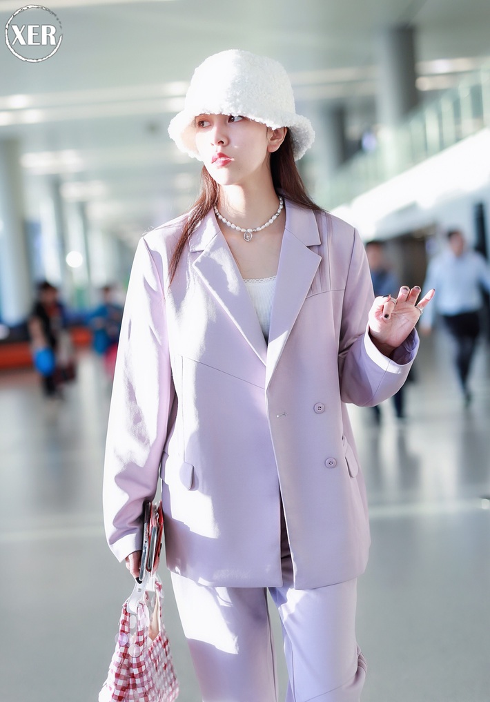 Mê hoặc loạt mỹ nhân Cbiz lúc này là blazer màu tím lilac, sắm theo là được khen ăn mặc có gu - Ảnh 6. Mê hoặc loạt mỹ nhân Cbiz lúc này là blazer màu tím lilac, sắm theo là được khen ăn mặc có gu - Ảnh 6.