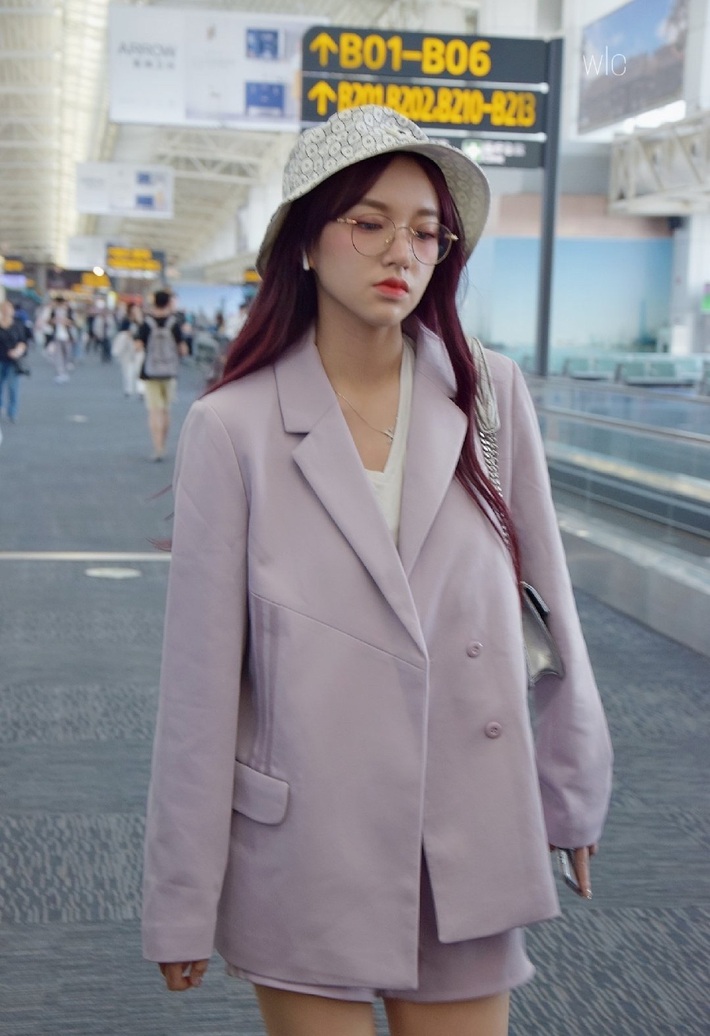 Mê hoặc loạt mỹ nhân Cbiz lúc này là blazer màu tím lilac, sắm theo là được khen ăn mặc có gu - Ảnh 5. Mê hoặc loạt mỹ nhân Cbiz lúc này là blazer màu tím lilac, sắm theo là được khen ăn mặc có gu - Ảnh 5.