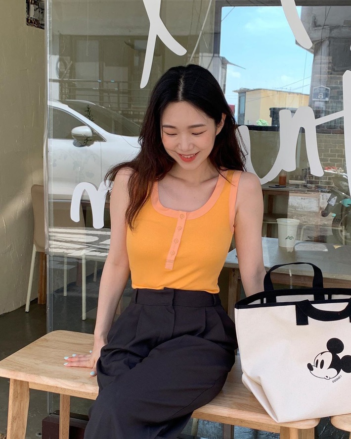 Mix quần âu ống rộng với loạt kiểu áo sau, cô gái nào cũng được khen style xinh, dáng đẹp - Ảnh 9. Mix quần âu ống rộng với loạt kiểu áo sau, cô gái nào cũng được khen style xinh, dáng đẹp - Ảnh 9.