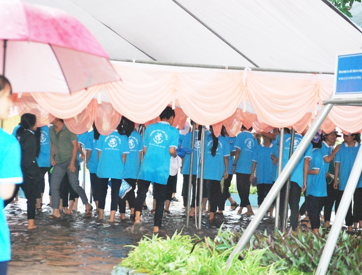 Ninh Bình: Học sinh nội bì bõm trước giờ G tại điểm cầu trực tiếp đường lên đỉnh Olympia tại trường làng - Ảnh 4.