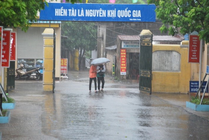 Ninh Bình: Học sinh nội bì bõm trước giờ G tại điểm cầu trực tiếp đường lên đỉnh Olympia tại trường làng - Ảnh 8.