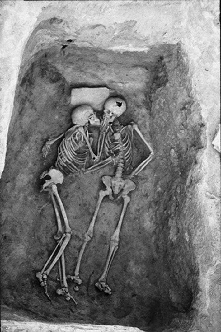 Phát hiện bộ hài cốt 2.800 năm tuổi, các nhà khoa học sửng sốt vì tư thế lạ, hé lộ chuyện tình yêu của người xưa khiến con cháu ngày nay cũng phải 