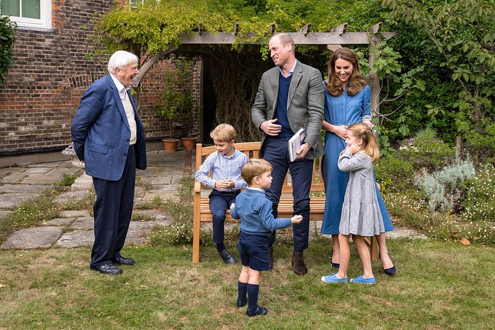 Giữa loạt lùm xùm của nhà Sussex khiến hoàng gia xấu hổ, gia đình Công nương Kate xuất hiện tỏa sáng, gây chú ý nhất là hai hoàng tử nhỏ - Ảnh 1.