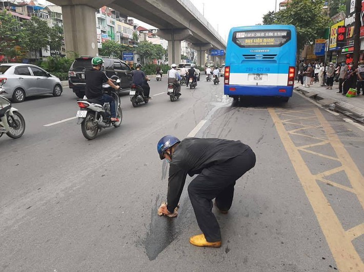 Đánh đổ dầu thải ra đường, người đàn ông nhanh chóng có hành động khắc phục hậu quả gây sốt cộng đồng mạng - Ảnh 1.