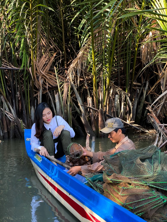 Vân Trang nuốt nước mắt khi chứng kiến cảnh gia đình nghèo phải sống tạm bợ  dưới gầm cầu - Ảnh 2.