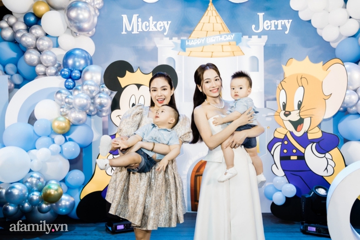 Biểu cảm đáng yêu của con gái Đông Nhi khi theo bố mẹ đến dự tiệc sinh nhật cặp quý tử nhà Dương Khắc Linh - Sara Lưu - Ảnh 9.