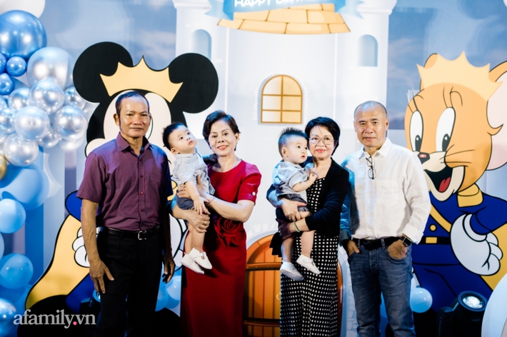Biểu cảm đáng yêu của con gái Đông Nhi khi theo bố mẹ đến dự tiệc sinh nhật cặp quý tử nhà Dương Khắc Linh - Sara Lưu - Ảnh 6.