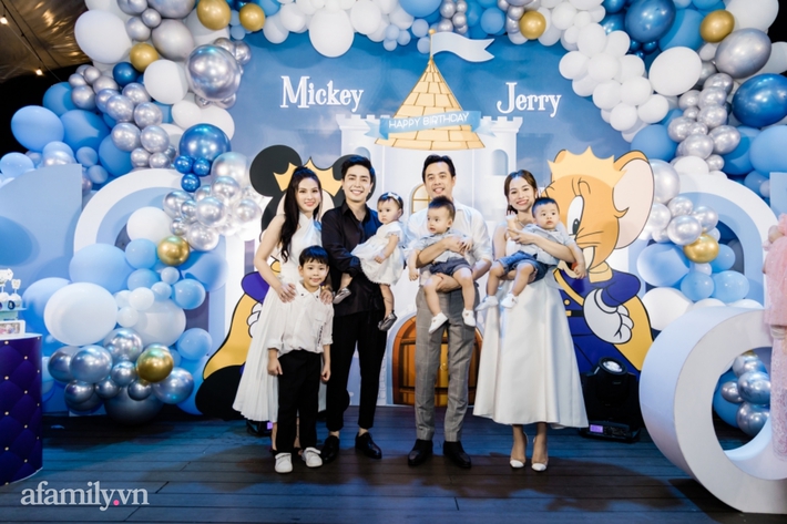 Biểu cảm đáng yêu của con gái Đông Nhi khi theo bố mẹ đến dự tiệc sinh nhật cặp quý tử nhà Dương Khắc Linh - Sara Lưu - Ảnh 7.