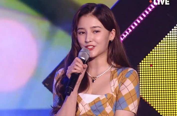 Nancy (MOMOLAND) khiến fan xót xa vì bị chấn thương nặng phải ngồi ghế biểu diễn, giật luôn spotlight vì nhan sắc như tiên tử - Ảnh 7.