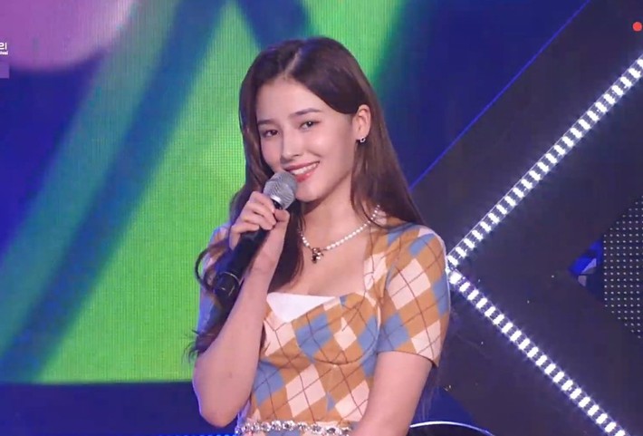 Nancy (MOMOLAND) khiến fan xót xa vì bị chấn thương nặng phải ngồi ghế biểu diễn, giật luôn spotlight vì nhan sắc như tiên tử - Ảnh 8.