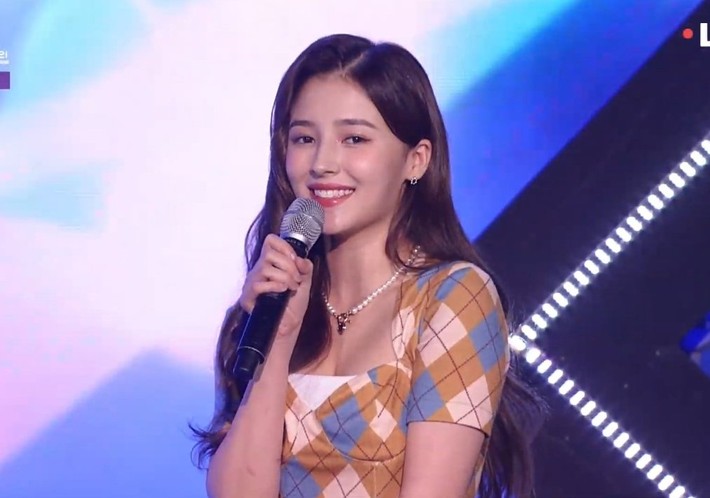 Nancy (MOMOLAND) khiến fan xót xa vì bị chấn thương nặng phải ngồi ghế biểu diễn, giật luôn spotlight vì nhan sắc như tiên tử - Ảnh 6.