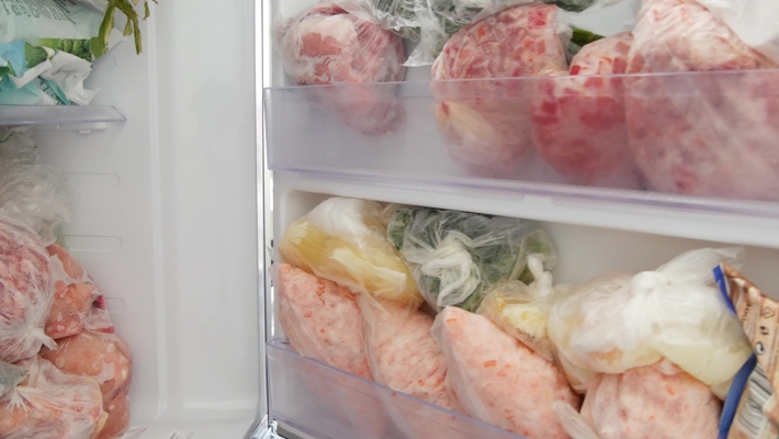 Yên tâm đựng thực phẩm trong túi ni lông rồi ném tủ lạnh bảo quản, chuyên gia chỉ rõ một sai lầm khiến đồ ăn mất chất, có khả năng gây ung thư - Ảnh 5.