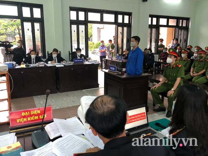 Vụ bác sĩ bị tố hiếp dâm đồng nghiệp ở Huế: Hủy bỏ tội danh hiếp dâm, tuyên 5 năm 2 tháng tù - Ảnh 1.