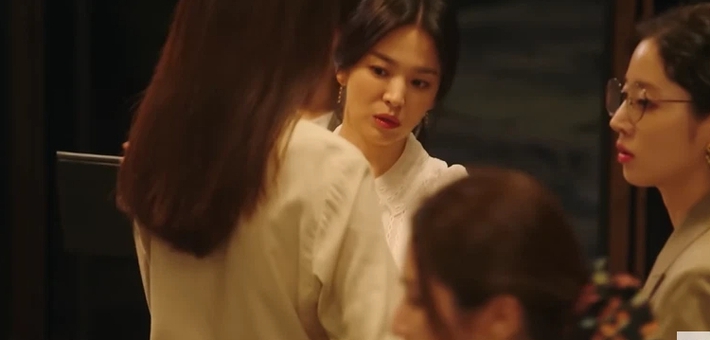 Now, We Are Breaking Up tập 2: Song Hye Kyo cưỡng hôn trai trẻ, bị bạn thân cướp người yêu tới nơi - Ảnh 5.