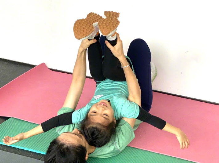 Chương Tử Di khoe con gái tập yoga nhưng cư dân mạng chỉ chú ý vào nhan sắc của cô bé - Ảnh 6.