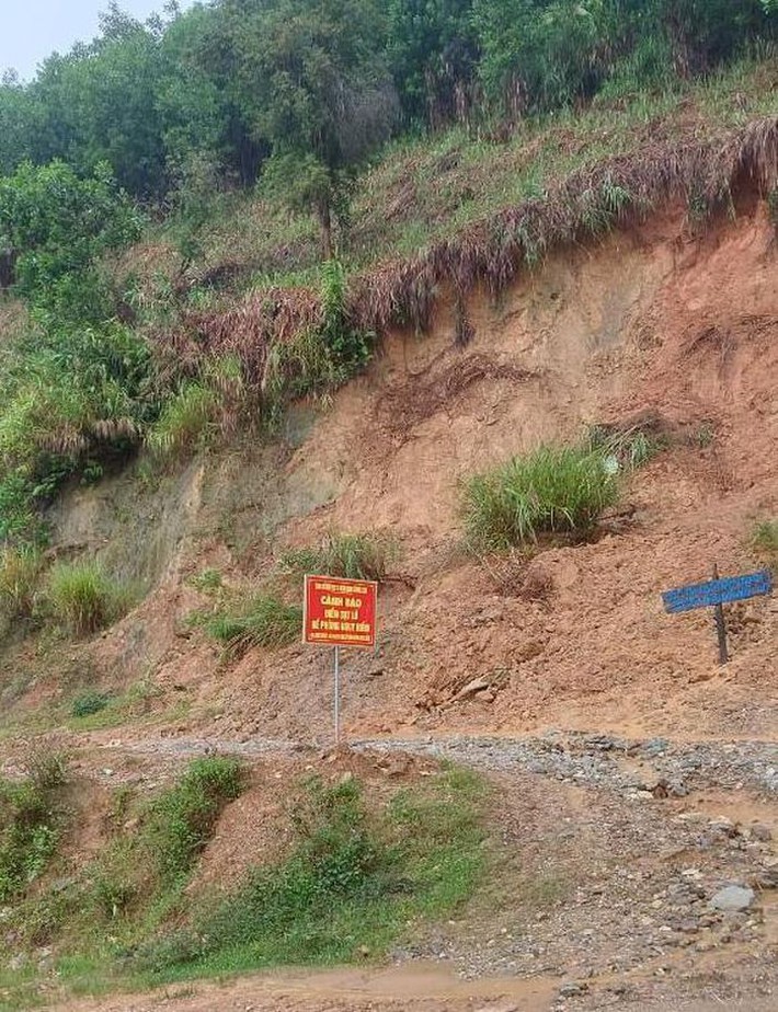 Sạt lở núi nghiêm trọng, hơn 2.800 người dân xã Trà Leng bị cô lập - Ảnh 2.