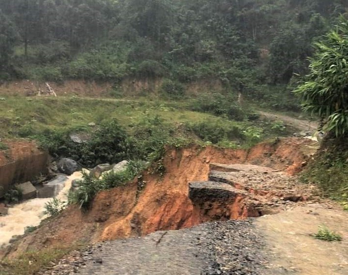 Sạt lở núi nghiêm trọng, hơn 2.800 người dân xã Trà Leng bị cô lập - Ảnh 1.