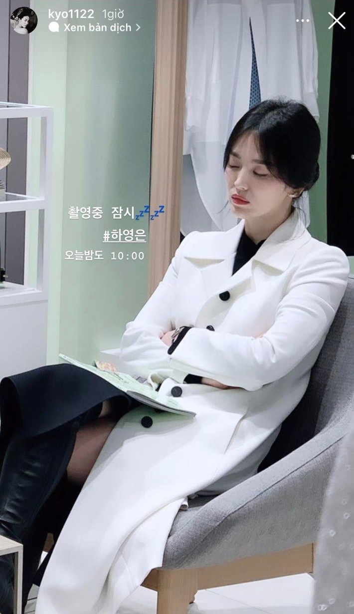 Bị chụp lén lúc ngủ gật mà vẫn đẹp bất chấp, bảo sao Song Hye Kyo 40 tuổi vẫn là 