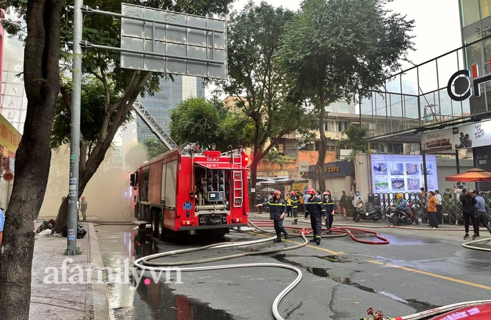 NÓNG: Đang cháy lớn quán bar ở quận 3 TP.HCM, phong tỏa một đoạn phố Nguyễn Thị Minh Khai mở đường cho xe cứu hỏa - Ảnh 4.