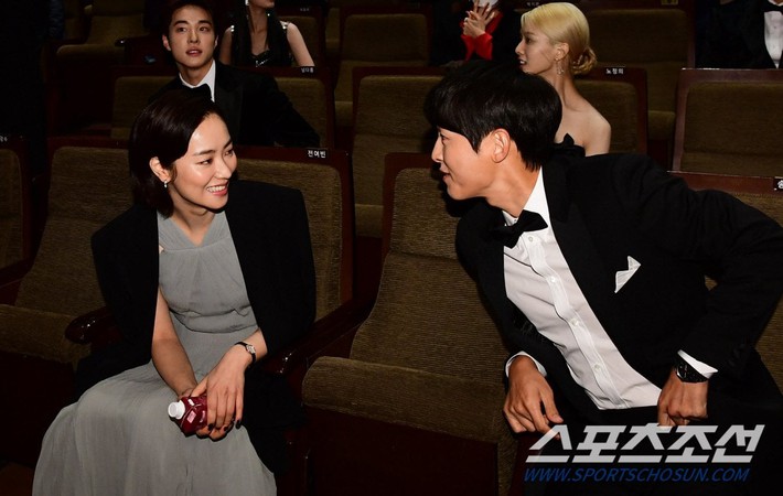Song Joong Ki công khai thân thiết với tình tin đồn, cùng nhau ăn mừng đoạt giải ngay trên sân khấu - Ảnh 2.