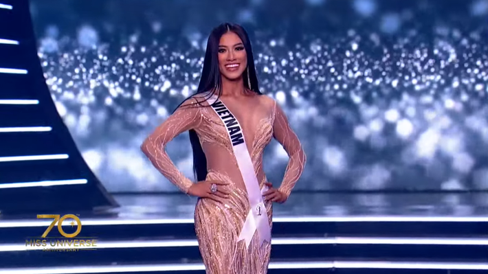 Bán kết Miss Universe 2021: Kim Duyên gợi cảm và lộng lẫy kết màn trang phục dạ hội - Ảnh 9.