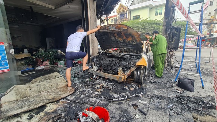 Thanh Hóa: Cháy tại phòng khám thiêu rụi chiếc xe ô tô đỗ trước cửa - Ảnh 1.