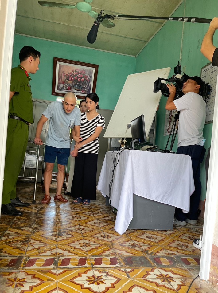 Phố trong làng: Tình huống bất ngờ phát sinh trong hậu trường cảnh Mến đi họp họ khiến ai nấy cười đau bụng - Ảnh 2.