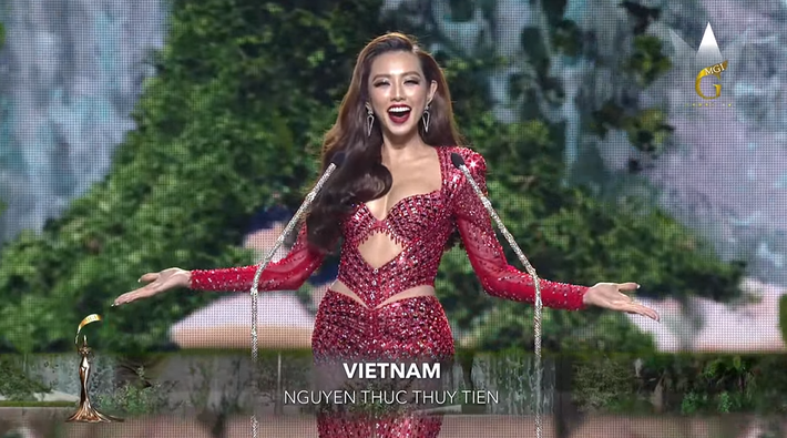 Cận cảnh phần thi trang phục dạ hội Miss Grand của Thùy Tiên: Giữ vị trí vedette và hô vang hai tiếng 