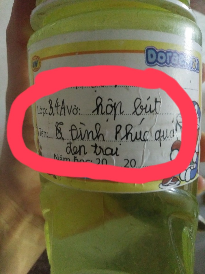 Dọn dẹp phòng của con trai, bà mẹ ở Nam Định phát hiện 1 CHI TIẾT LẠ trên tất cả các dụng cụ học tập: Chỉ vỏn vẹn 4 từ mà đọc xong cười rụng rốn - Ảnh 3.