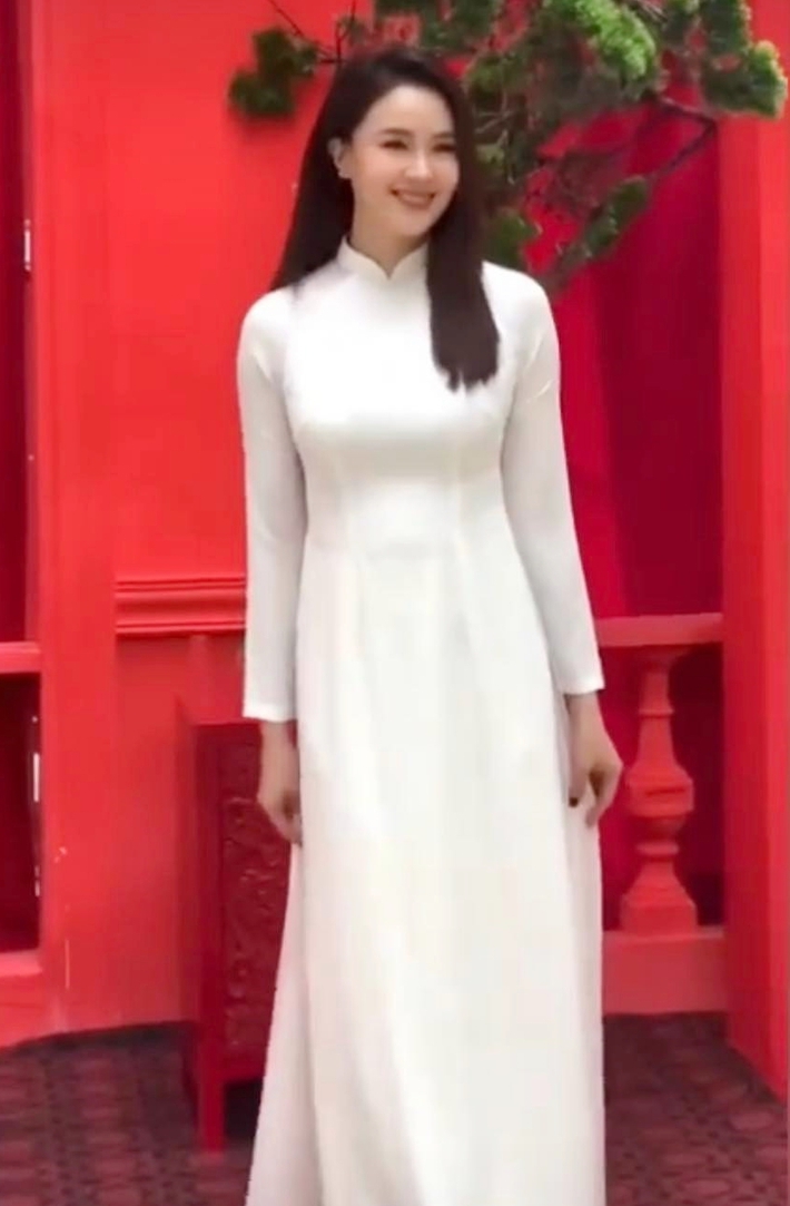 Hồng Diễm diện áo dài trắng trẻ trung như gái 18 ngay sau khi vừa gây trầm trồ với hình ảnh 