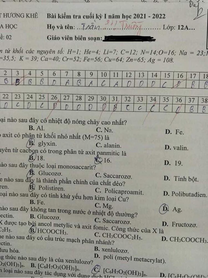 Nam sinh làm bài kiểm tra chỉ ghi họ Trần, quên ghi tên, thầy giáo thêm vào 1 CHỮ đọc xong chỉ muốn tìm chỗ chui xuống cho đỡ ngượng - Ảnh 1.