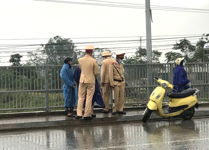 Người phụ nữ mang thai chở con nhỏ ra cầu tự tử - Ảnh 2.