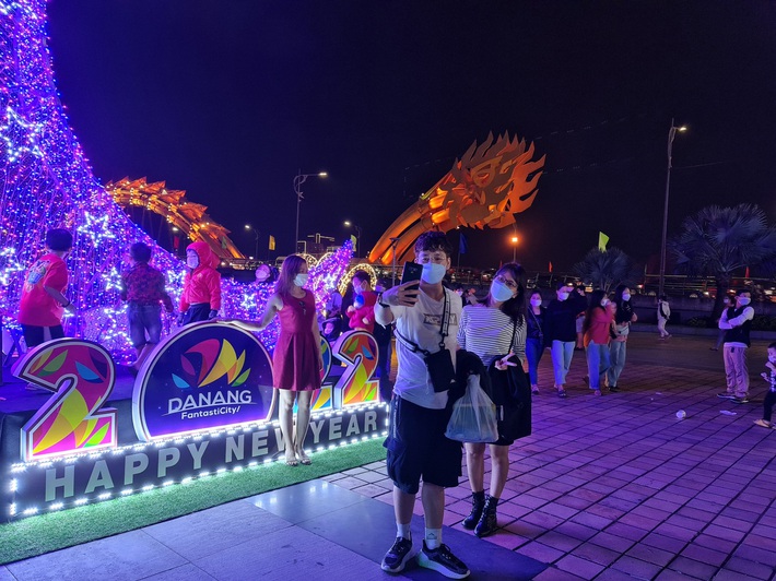 Không countdown 2022, người Đà Nẵng ngắm pháo hoa qua…ảnh - Ảnh 4.