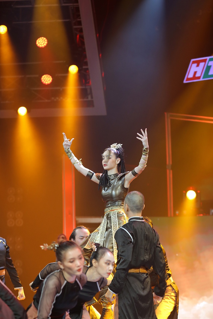 Liz Kim Cương ẵm cúp Quán quân đầy thuyết phục, Á quân Thiều Bảo Trang theo sát với bài nhảy khiến Noo Phước Thịnh nghẹn ngào - Ảnh 6.