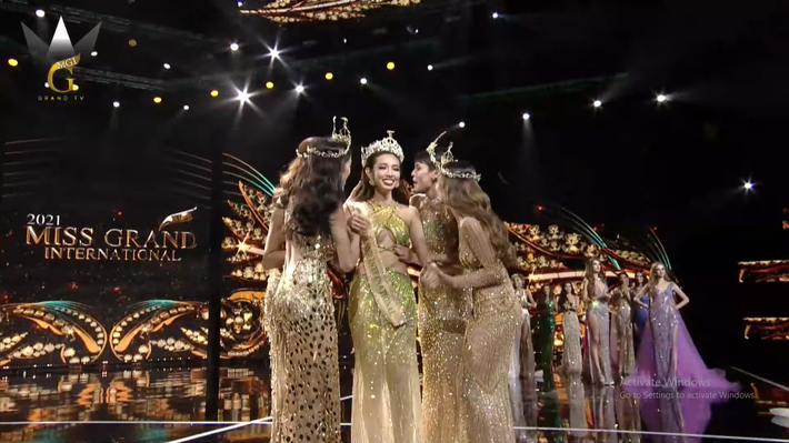 Khoảnh khắc đăng quang huy hoàng của Nguyễn Thúc Thủy Tiên tại Miss Grand International 2021 - Ảnh 9.