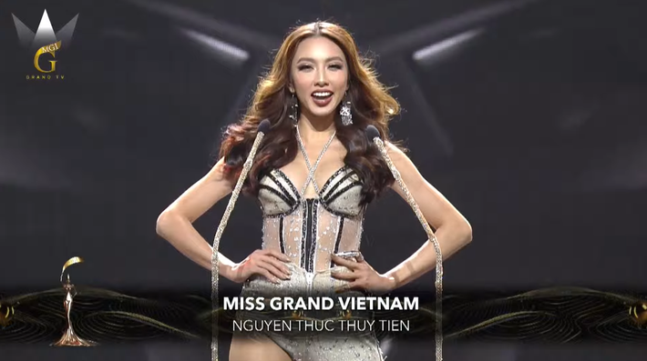 Chung kết Miss Grand International 2021: Thùy Tiên chính thức lộ diện, người đẹp Hong Kong chiếm spotlight với chiếc nơ hồng siêu hài - Ảnh 2.