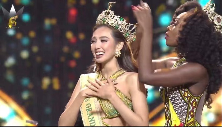Khoảnh khắc đăng quang huy hoàng của Nguyễn Thúc Thủy Tiên tại Miss Grand International 2021 - Ảnh 4.